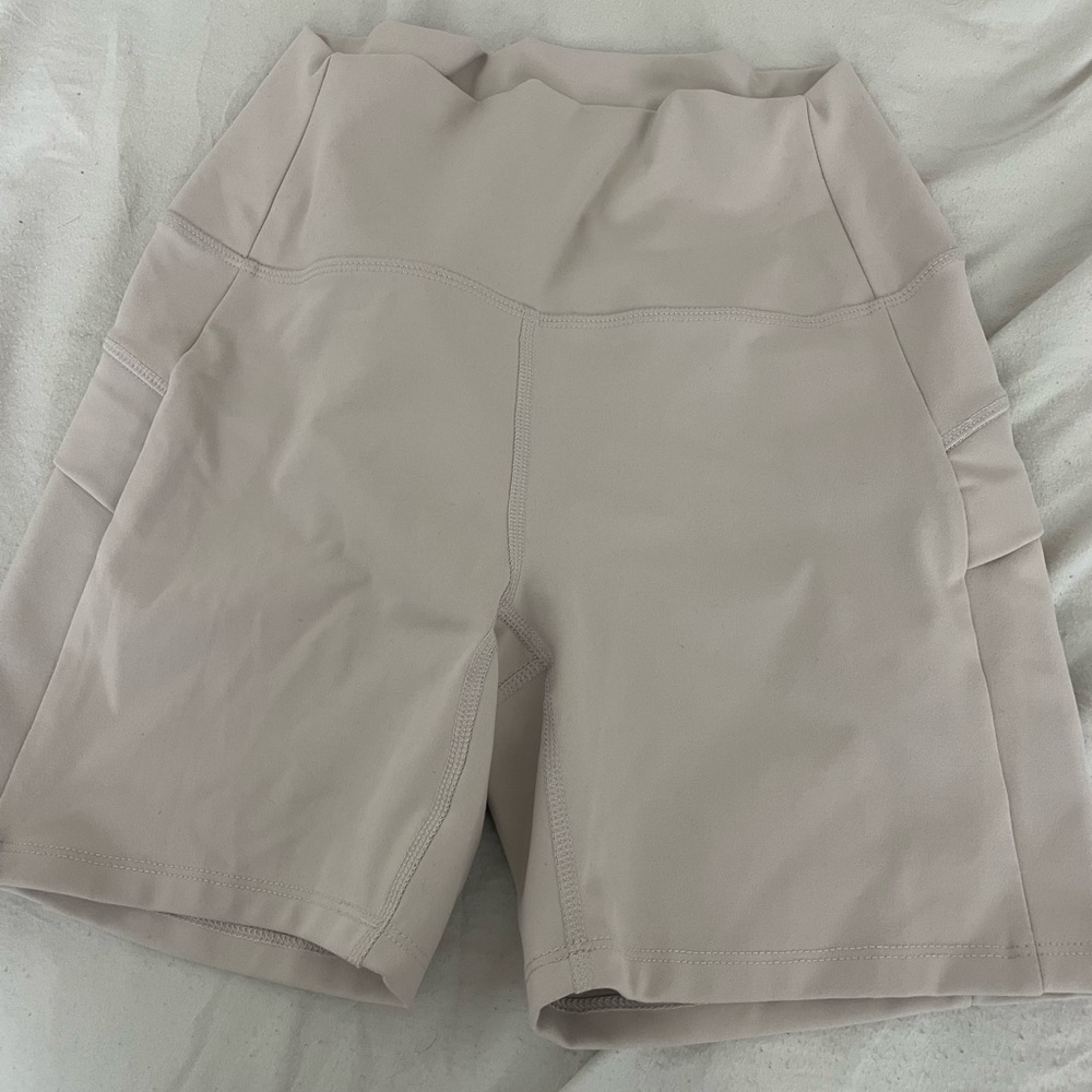 High-Waisted Pocket Bike Shorts - Neutral Beige